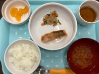 《常食》《アレルギー除去食》昼食は、鮭の西京焼きです。