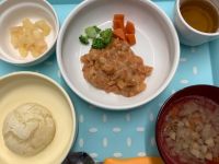 《常食》《アレルギー除去食》昼食は、しめじと鶏肉のトマトクリーム煮です。