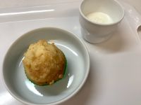 《常食》おやつは、オニオンチーズマフィンです。