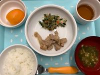 《常食》《アレルギー除去食》昼食は、鶏肉のごまみそ焼きです。