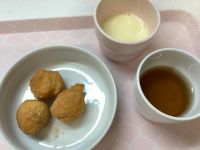 《常食》《アレルギー除去食》おやつは、きなこ揚げドーナツです。