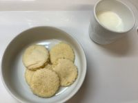 《中期B》おやつは、米粉きなこパンケーキです。