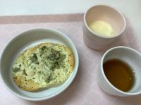 《常食》《アレルギー除去食》おやつは、じゃがいものしらす焼きです。