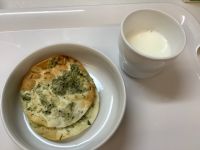 《常食》おやつは、しらすせんべいです。