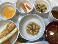 昼食は、かじきのりんごソテーです。《後期》