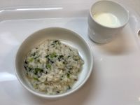 《中期B》おやつは、小松菜とひじきのお粥です。