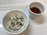 《離乳食後期》おやつは、小松菜とひじきごはんです。