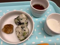 《常食》《アレルギー除去食》おやつは、小松菜とひじきのおにぎりです。
