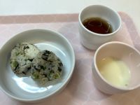《常食》《アレルギー除去食》おやつは、小松菜とひじきのおにぎりです