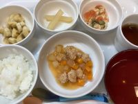 《離乳食後期》昼食は、豚肉団子のケチャップ煮です。