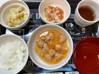 《中期B》昼食は、豚肉団子のケチャップ煮です。