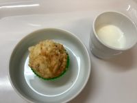 《常食》おやつは、オニオンチーズマフィンです。