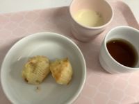 《常食》《アレルギー除去食》おやつは、オニオンチーズマフィンです。