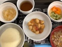 《中期B》昼食は、鶏ひき肉のトマトクリーム煮です。