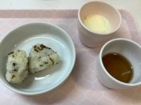 《常食》《アレルギー除去食》おやつは、さつまいもと昆布のおにぎりです。