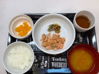 《中期B》昼食は、鮭の包み焼きです。