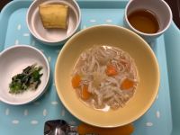 《常食》《アレルギー除去食》昼食は、みそフォーです。
