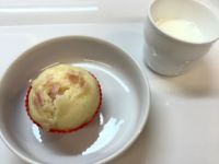 《常食》おやつは、ハムチーズ蒸しパンです。