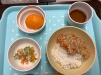 《常食》《アレルギー除去食》昼食は、米粉のカレーです。