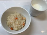 《中期B》おやつは、えのきとツナの炊き込み粥です。