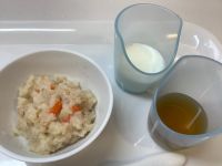 《離乳食完了期》おやつは、えのきとツナの炊き込みご飯です。