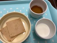 《常食》《アレルギー除去食》おやつは、黒糖ときなこの米粉パンケーキです。