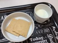 　《中期B》おやつは、黒糖ときなこの米粉パンケーキです。