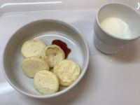 《常食》《中期B》おやつは、パンケーキです。