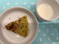 《常食》《アレルギー除去食》おやつは、さつまいもとチーズのガレットです。