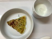 《常食》おやつは、さつまいもとチーズのガレットです。