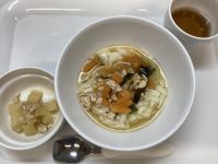 昼食は、炒めうどんです。《常食》