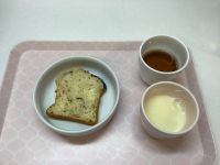 《常食》《アレルギー除去食》おやつはバナナみそセサミパウンドケーキです。