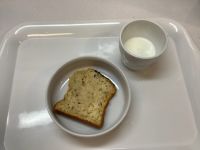 《常食》おやつはバナナみそセサミパウンドケーキです。