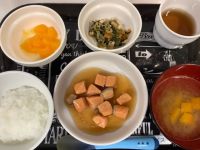 《中期B》昼食は、鮭のだし煮です。
