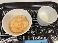 《中期B》おやつは、具入りケチャップ粥です。