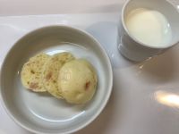 《中期B》おやつは、ハムチーズ蒸しパンです。