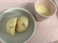 《常食》《アレルギー除去食》おやつは、ハムチーズ蒸しパンです。