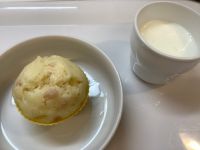 《常食》おやつは、ハムチーズ蒸しパンです。