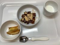 《常食》おやつは、黒糖寒天とカレー味ラスクです。