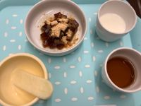 《常食》《アレルギー除去食》おやつは、黒糖寒天きなことハイハインです。