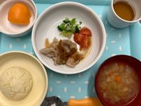 《常食》《アレルギー除去食》昼食は、鶏肉のオニオンソースです。