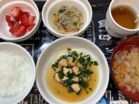 《中期B》昼食は、鶏ひき肉とほうれん草煮です。