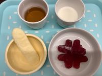 《常食》《アレルギー除去食》おやつは、ぶどうゼリーとハイハインです。