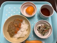 《常食》《アレルギー除去食》昼食は、米粉のカレーです。