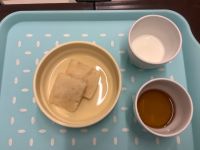 《常食》《アレルギー除去食》おやつは、米粉のチーズパンケーキです。