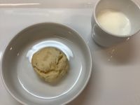 《常食》おやつは、チーズスコーンです。