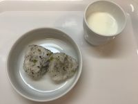 《常食》おやつは、かぶの葉おにぎりです。