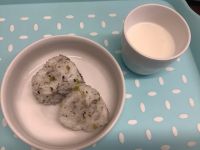 《常食》《アレルギー除去食》おやつは、かぶの葉おにぎりです。