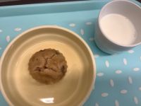 《常食》《アレルギー除去食》おやつは、米粉の黒糖レーズン蒸しパンです。
