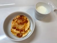 《常食》おやつは、ピザせんべいです。